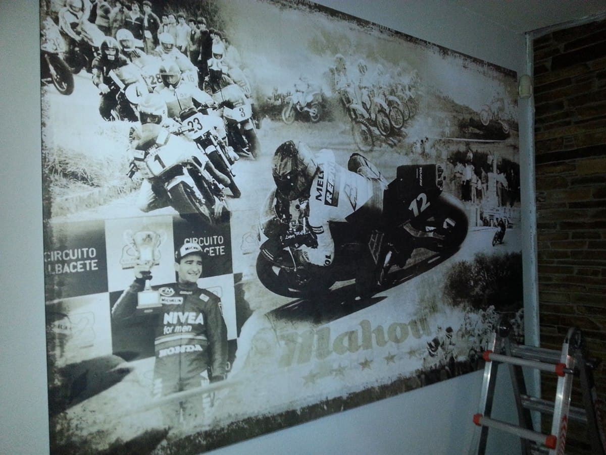 Impresión de gran formato instalada en la pared de un local de Lugo