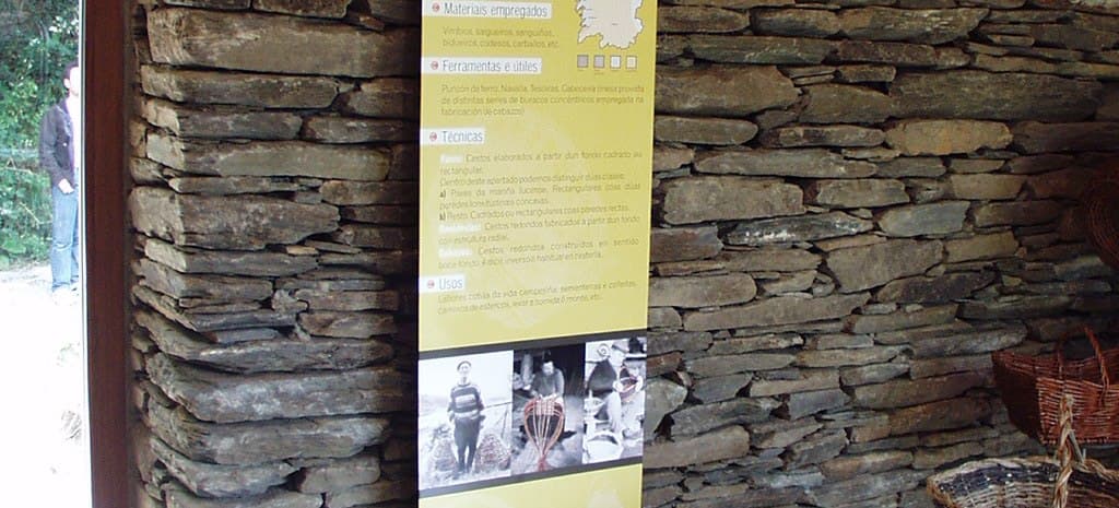 Lonas impresas de gran formato colgadas en el interior de un local