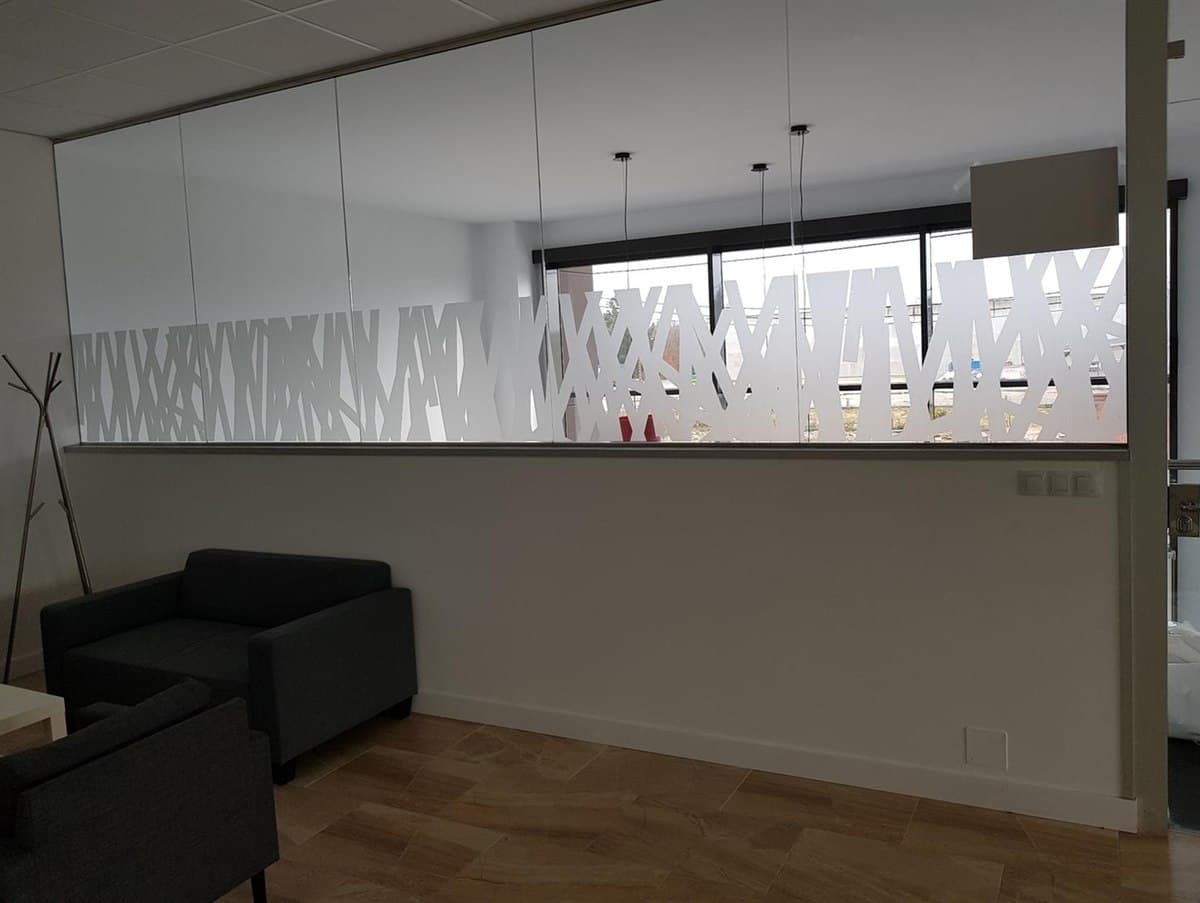 Decoración personalizada con vinilos y letras en un interior de Lugo