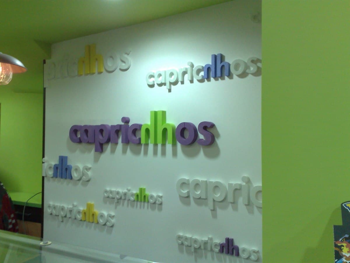 Letras corpóreas personalizadas instaladas en la pared de un local de Lugo