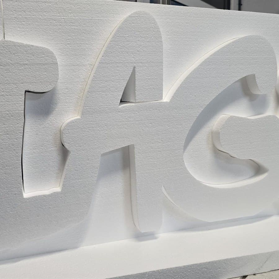 Letras de corcho blancas fabricadas por Marco Rotulación en Lugo