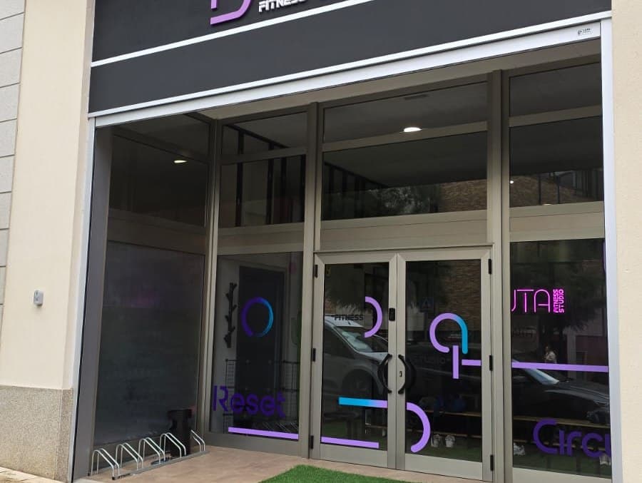 Rótulo de fachada y vinilos de escaparate en un local comercial de Lugo