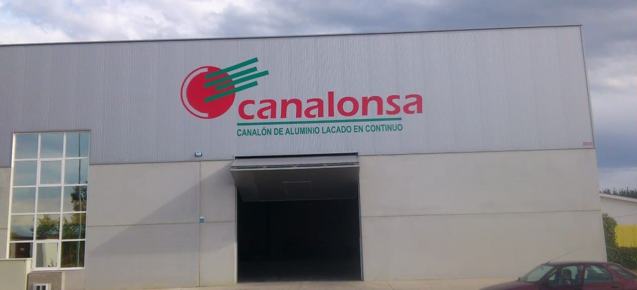 Rótulo corpóreo instalado en la fachada de una nave industrial en Lugo