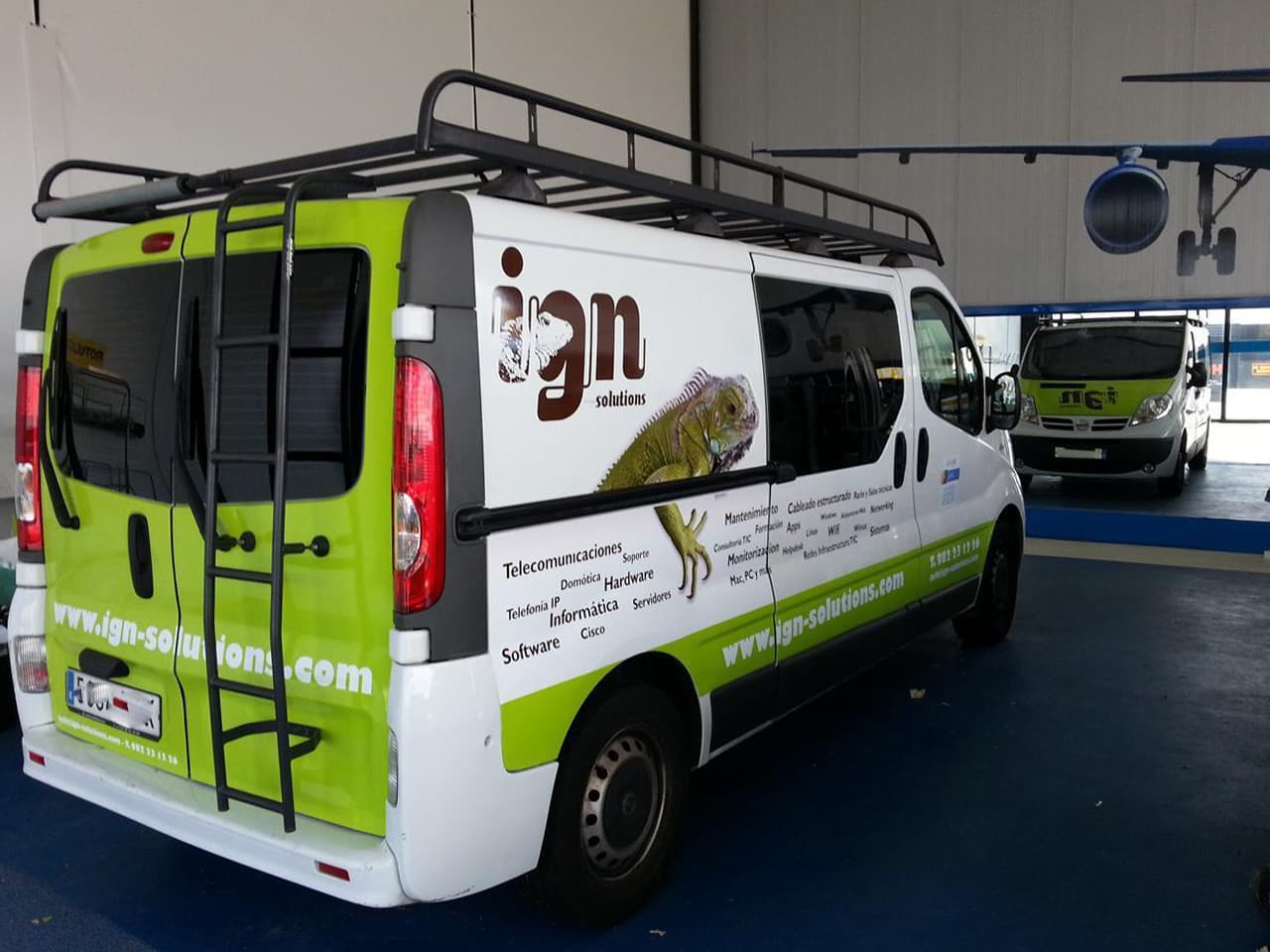 Furgoneta de empresa rotulada con vinilo impreso en Lugo
