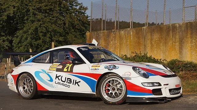 Coche de competición rotulado con los logos de sus patrocinadores
