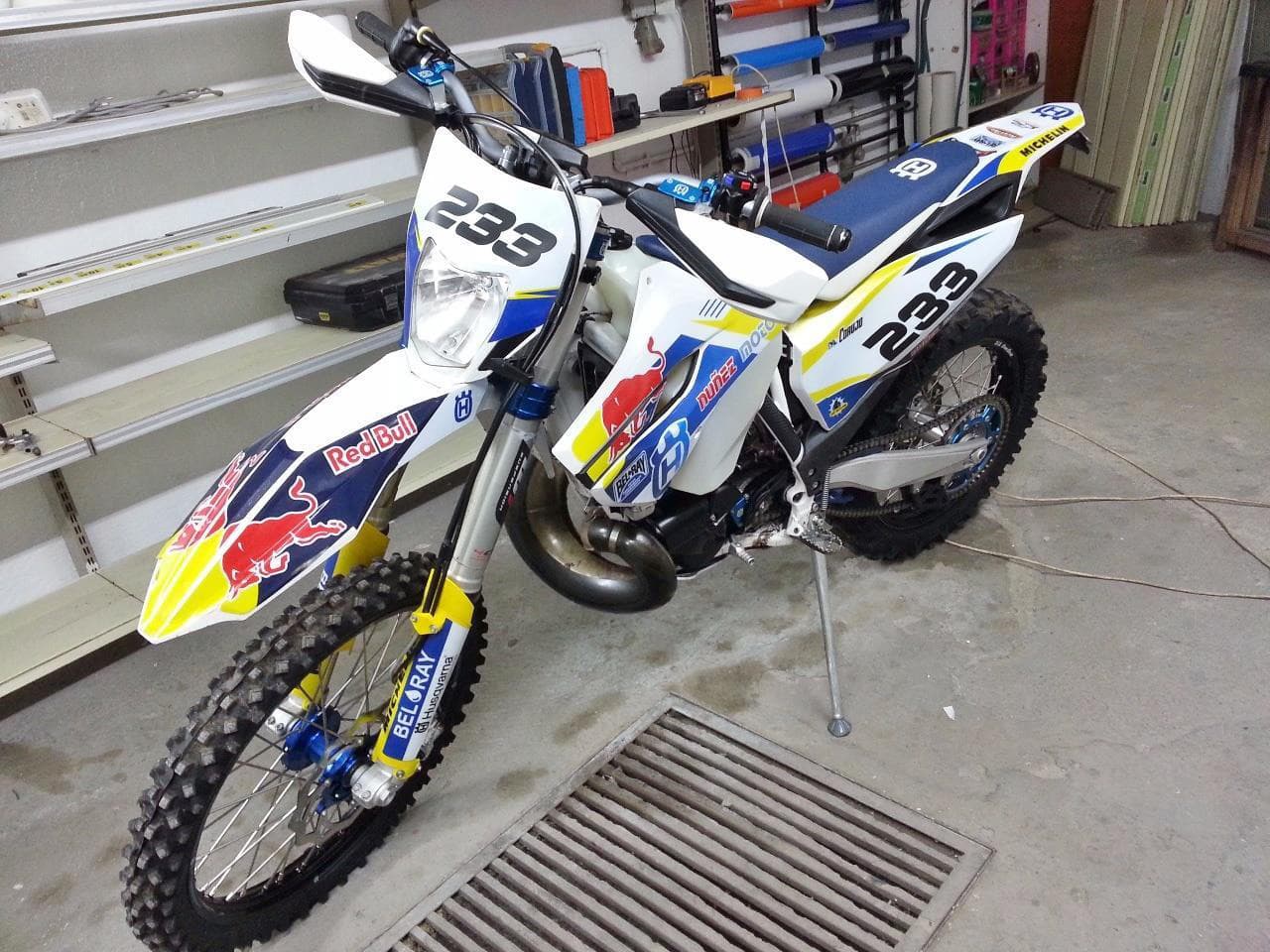 Moto de enduro rotulada con vinilos personalizados