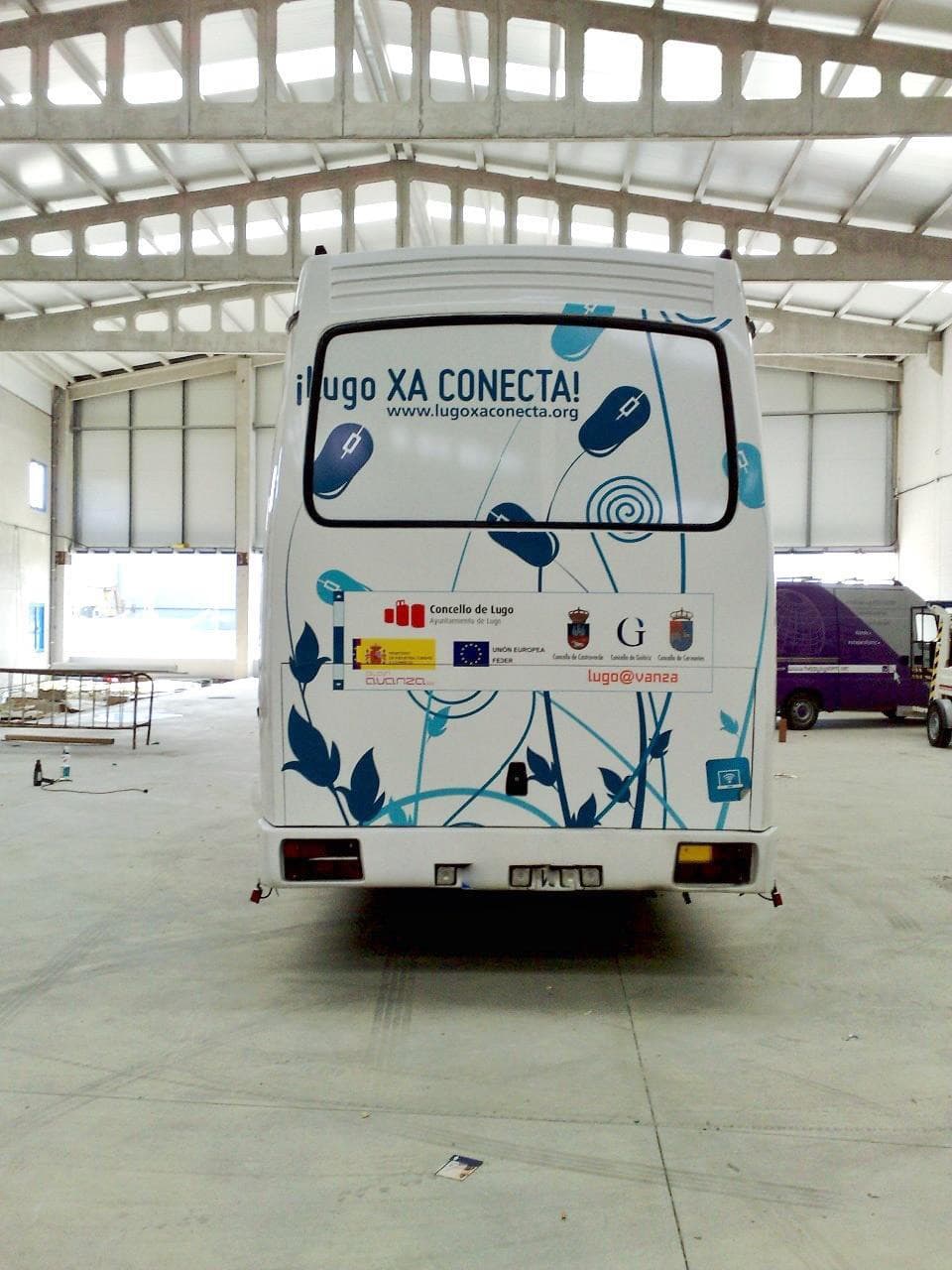 Furgoneta institucional rotulada en el taller de Marco Rotulación