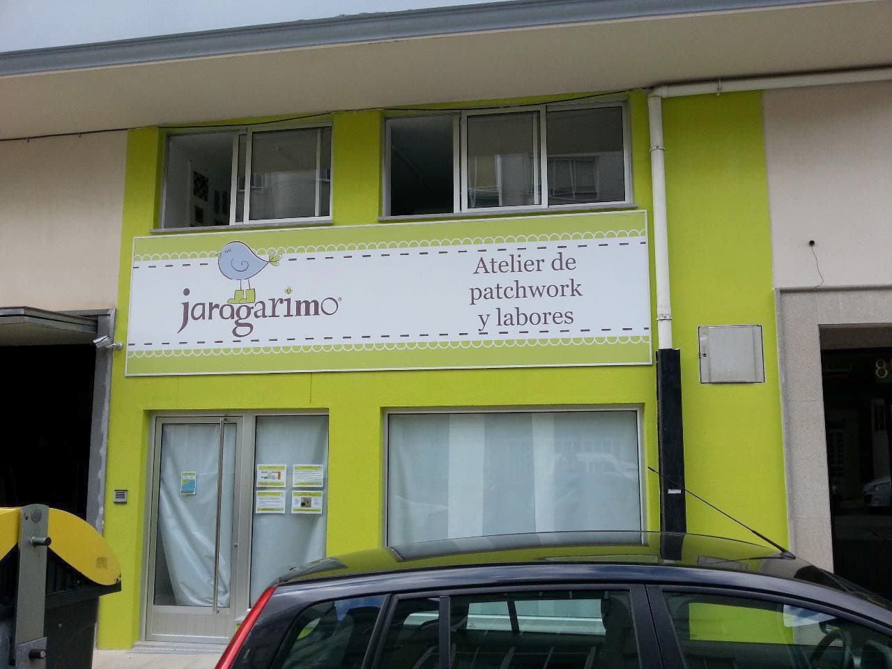 Fachada de comercio rotulada con vinilo en Lugo