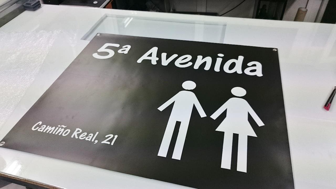Placa señalizadora grabada para portal de vivienda