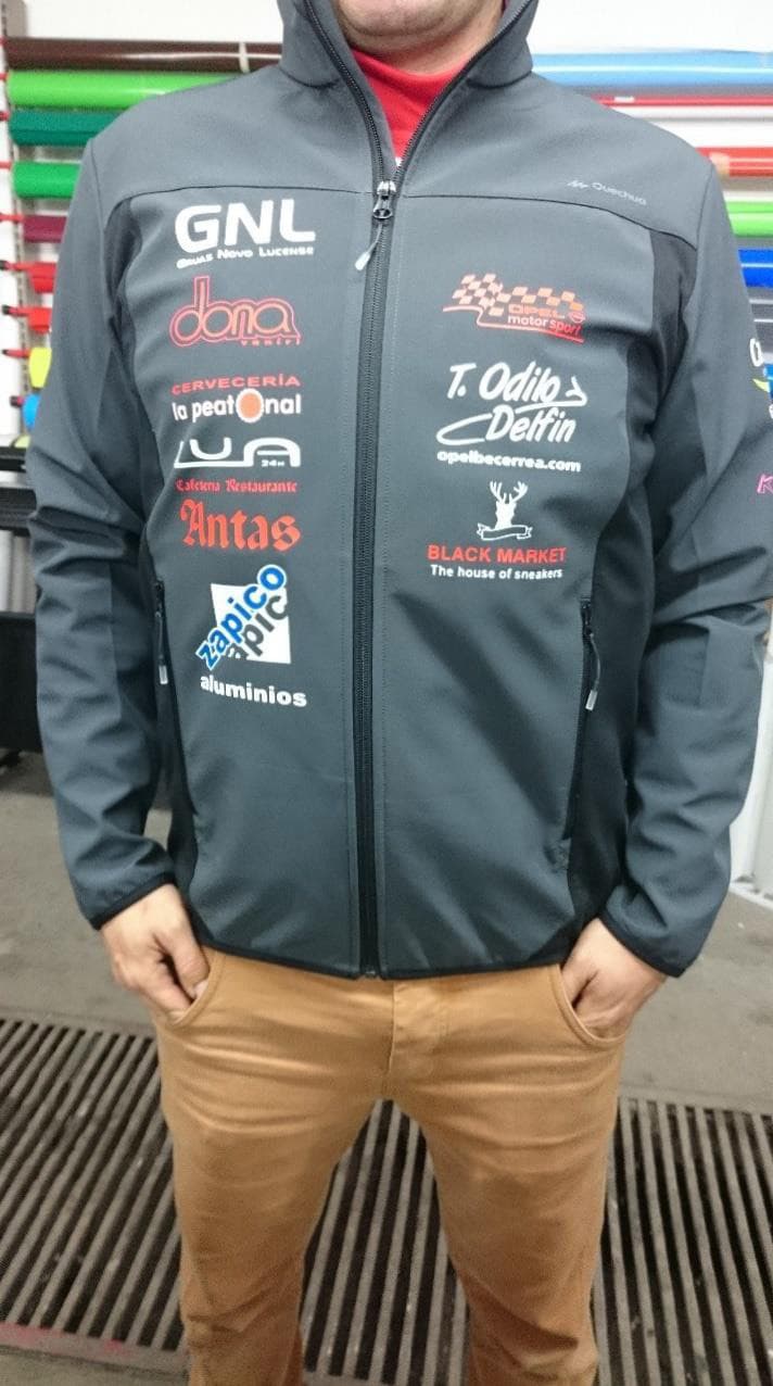 Chaqueta de trabajo personalizada con logos de patrocinadores