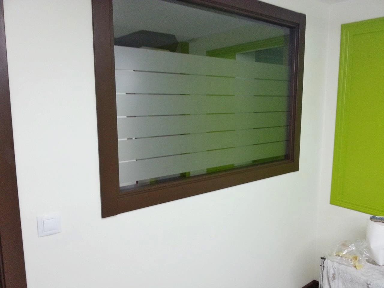 Vinilo translúcido de líneas aplicado en una ventana