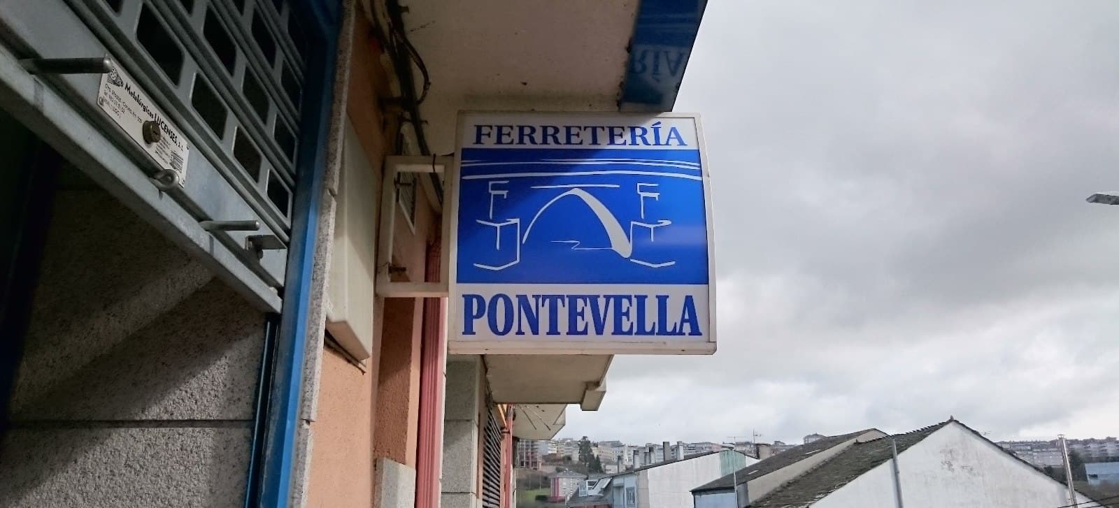 Placa identificativa en la entrada de un negocio de Lugo