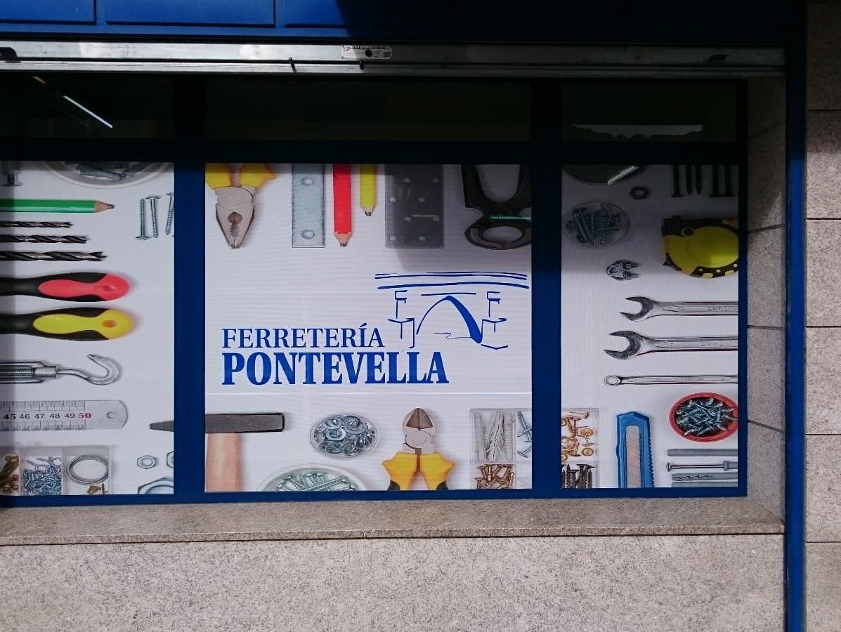 Señalética informativa aplicada en el escaparate de un local de Lugo