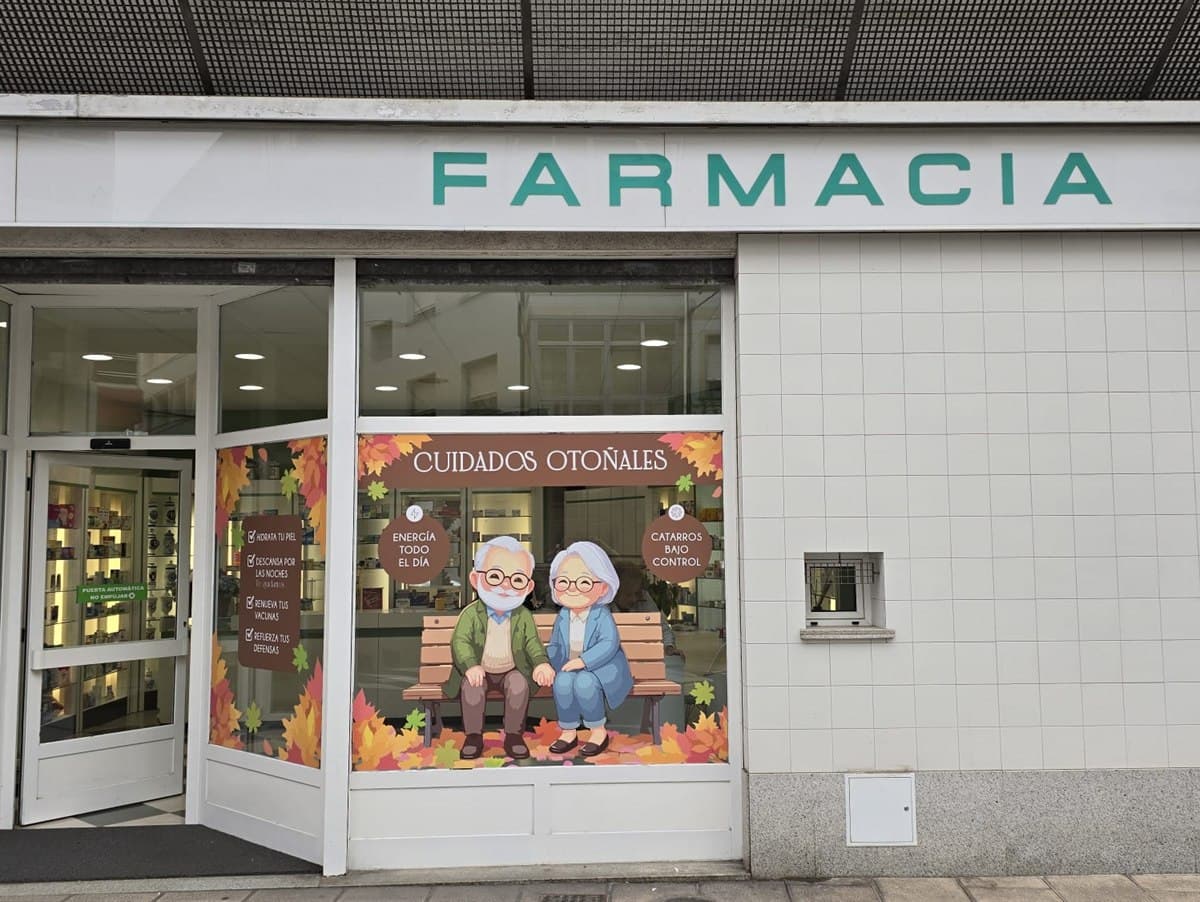 Farmacia de Lugo identificada con placas y vinilos informativos