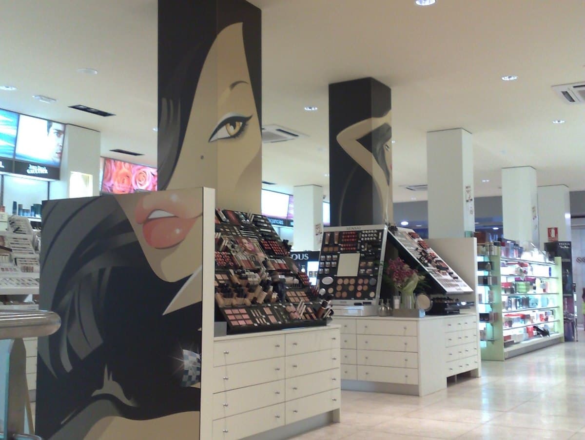 Escaparate de un comercio de Lugo cubierto con vinilo impreso