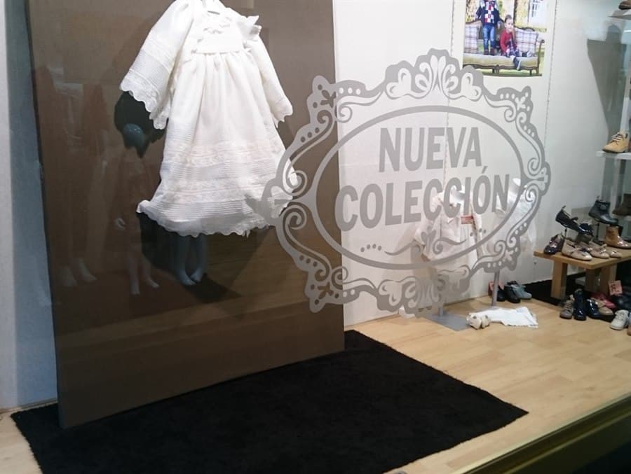 Vinilo decorativo aplicado en la pared de una vivienda en Lugo
