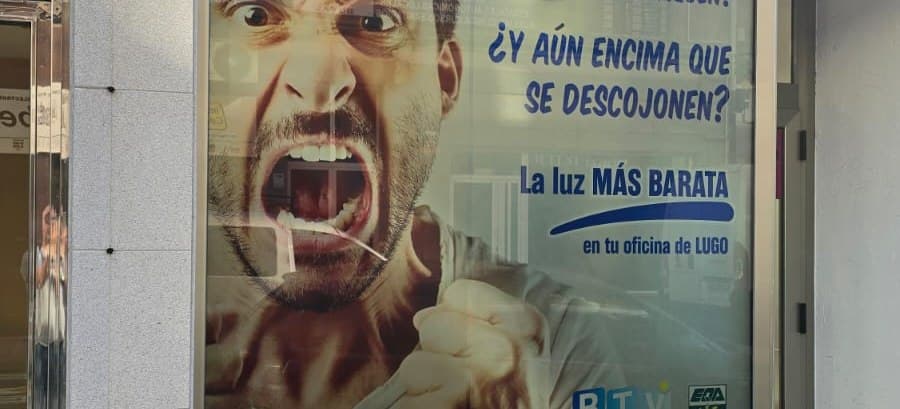 Local comercial de Lugo con sus cristales rotulados con vinilo impreso