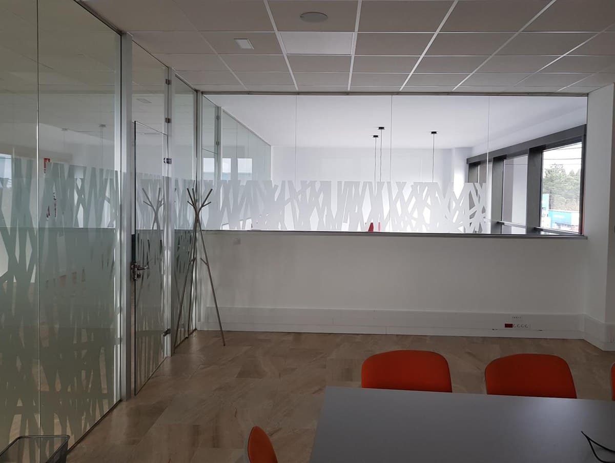 Mamparas de oficina con vinilo translúcido decorativo en Lugo