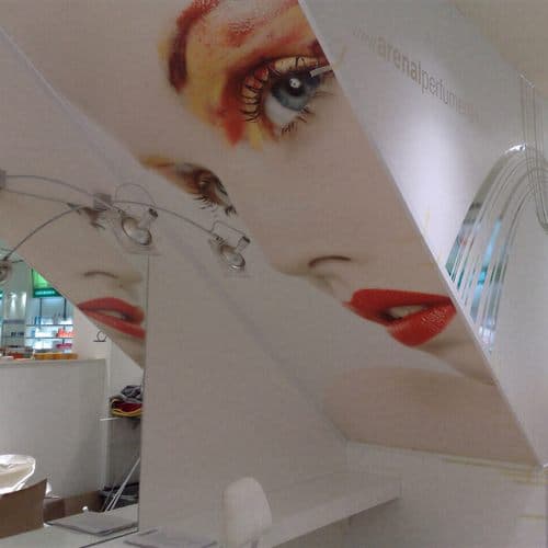 Vinilo decorativo impreso en la pared de un centro de estética de Lugo